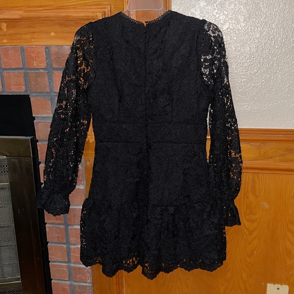 V-neck/O-ring detail Long sleeves A-line silhouette Concealed back zip closure - Picture 5 of 11